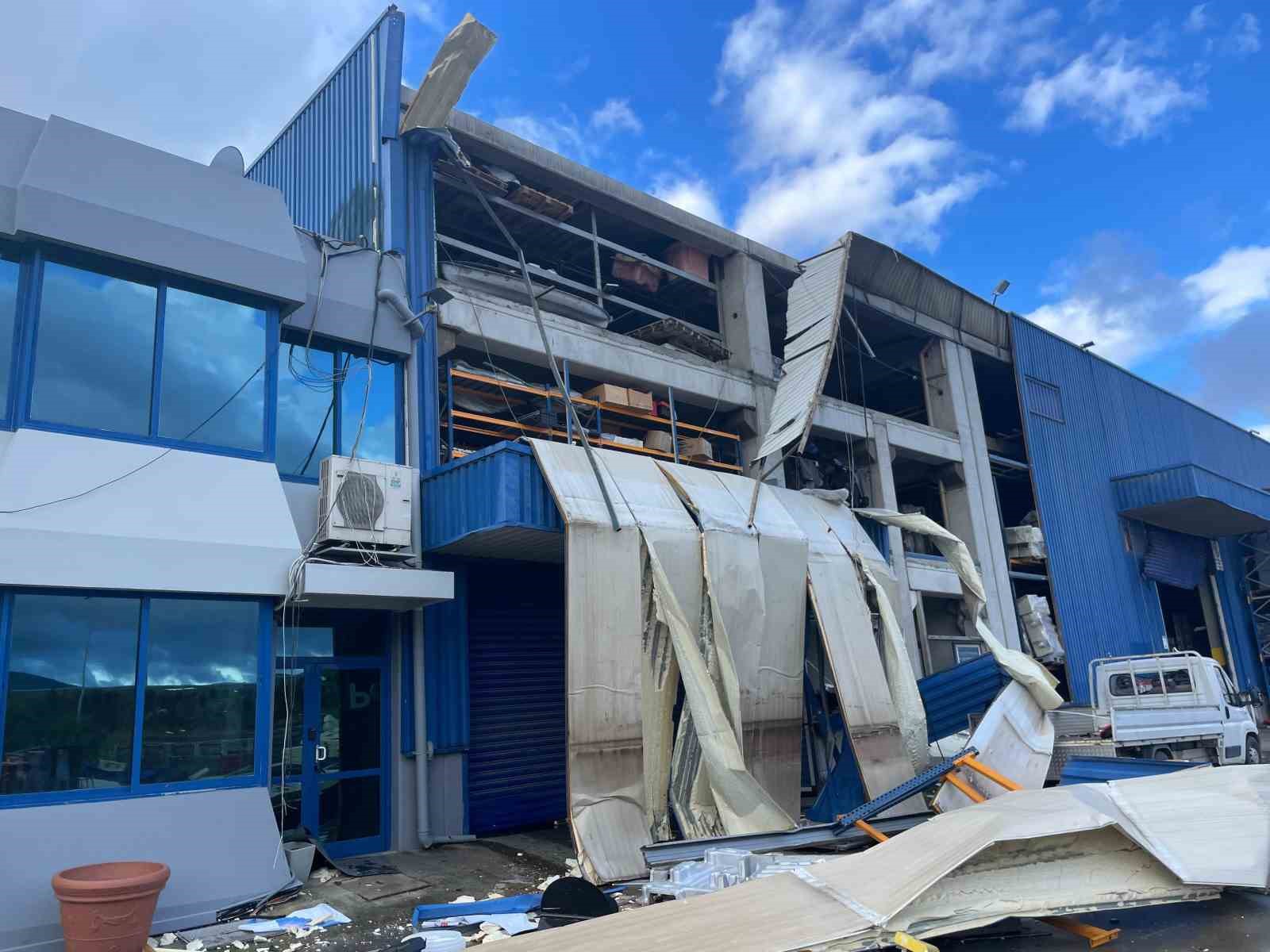 İzmir’de fırtınada 9 fabrika ve 5 konut hasar gördü
İzmir’de fırtınada 9 fabrika ve 5 konut hasar gördü