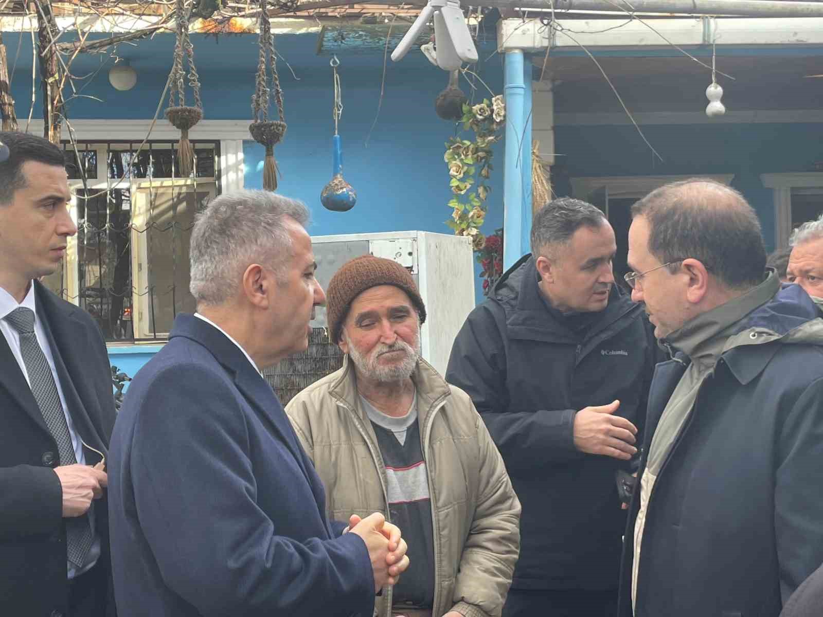 İzmir’de fırtınada 9 fabrika ve 5 konut hasar gördü
İzmir’de fırtınada 9 fabrika ve 5 konut hasar gördü