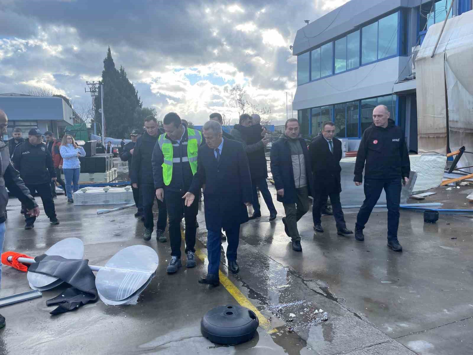 İzmir’de fırtınada 9 fabrika ve 5 konut hasar gördü
İzmir’de fırtınada 9 fabrika ve 5 konut hasar gördü