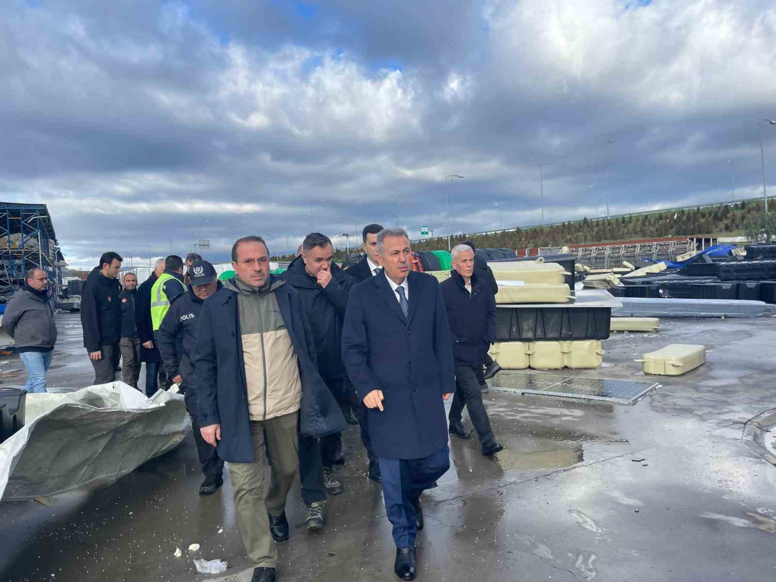 İzmir’de fırtınada 9 fabrika ve 5 konut hasar gördü
İzmir’de fırtınada 9 fabrika ve 5 konut hasar gördü