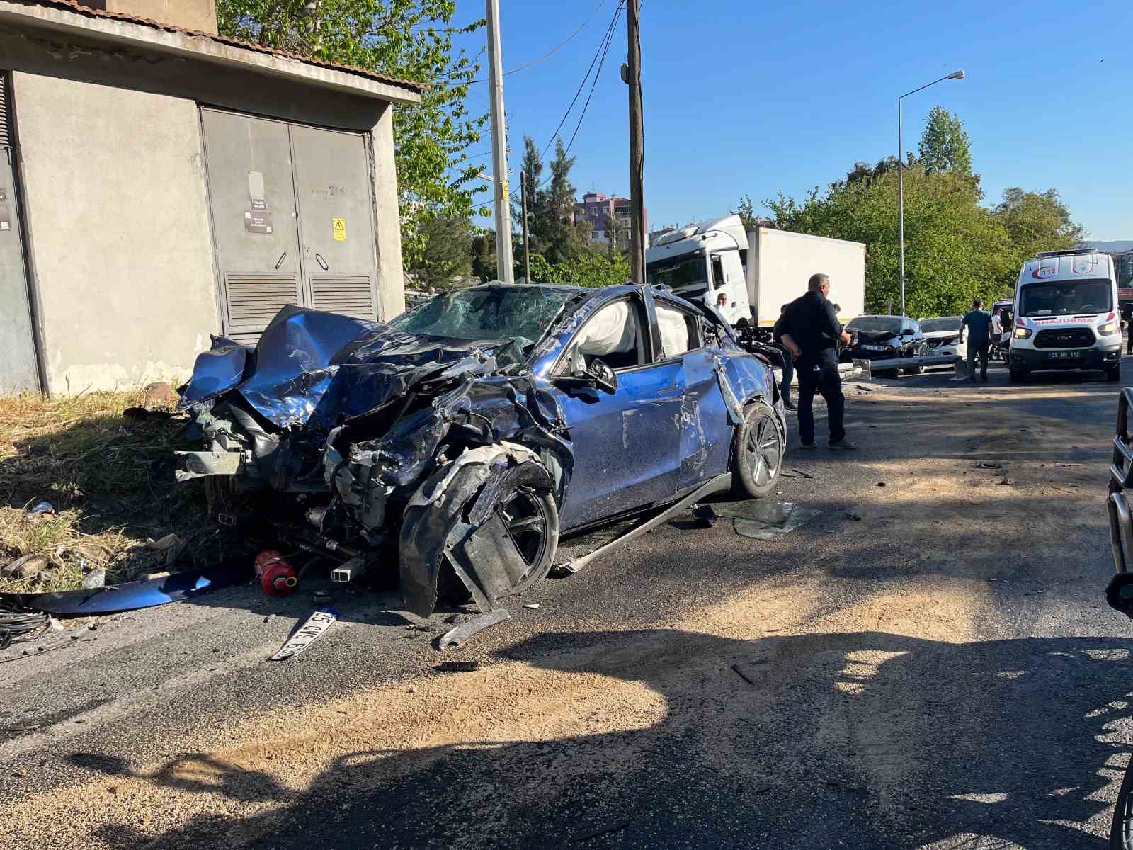 İzmir’de freni boşalan tır 10 araca çarptı: 1’i polis 3 kişi hayatını kaybetti, 5 kişi yaralandı
