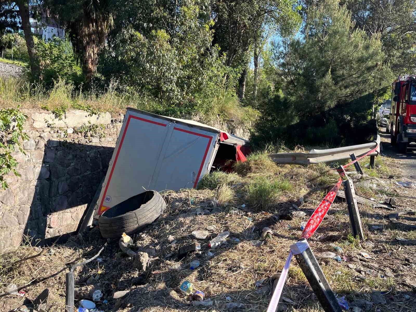 İzmir’de freni boşalan tır 10 araca çarptı: 1’i polis 3 kişi hayatını kaybetti, 5 kişi yaralandı
