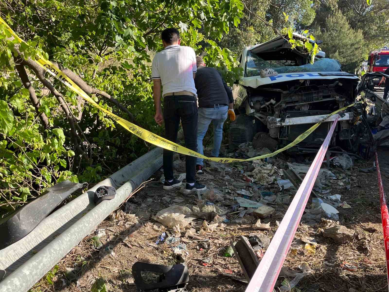 İzmir’de freni boşalan tır 10 araca çarptı: 1’i polis 3 kişi hayatını kaybetti, 5 kişi yaralandı
