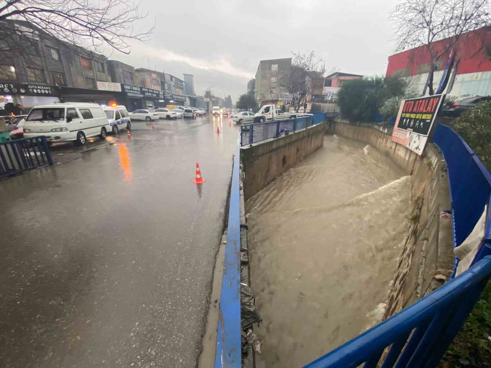 İzmir’de güne sağanakla başladı, yollar göle döndü
