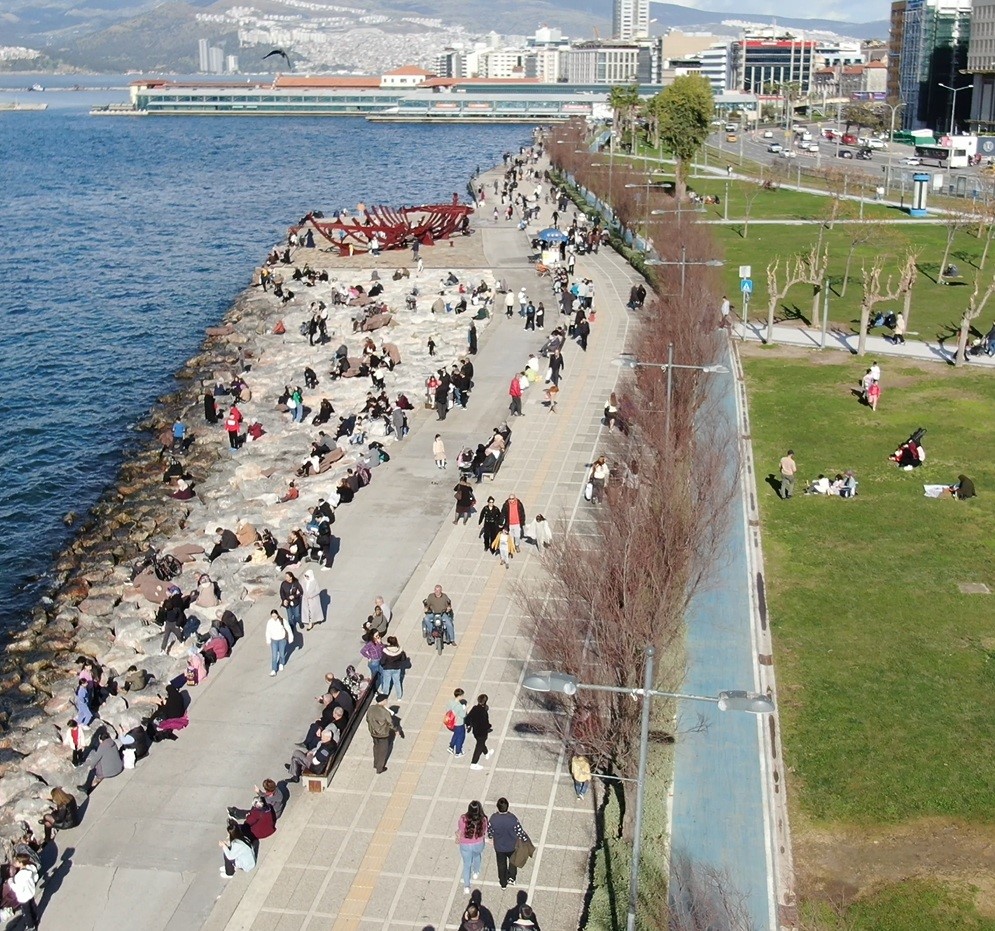 İzmir’de güneşli havayı gören vatandaşlar sahile akın etti
