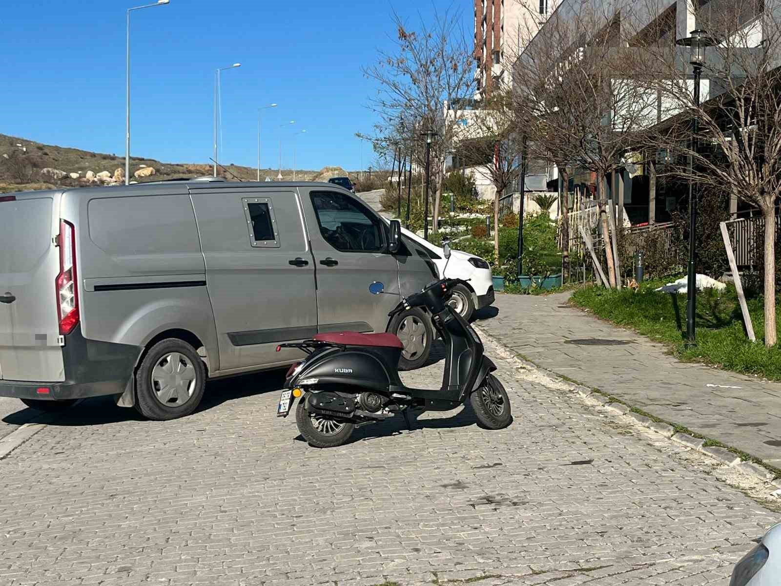 İzmir’de güvenlikleri darp edip banka aracını soydular

