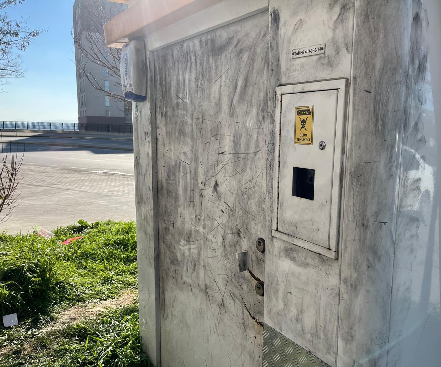 İzmir’de güvenlikleri darp edip banka aracını soydular
