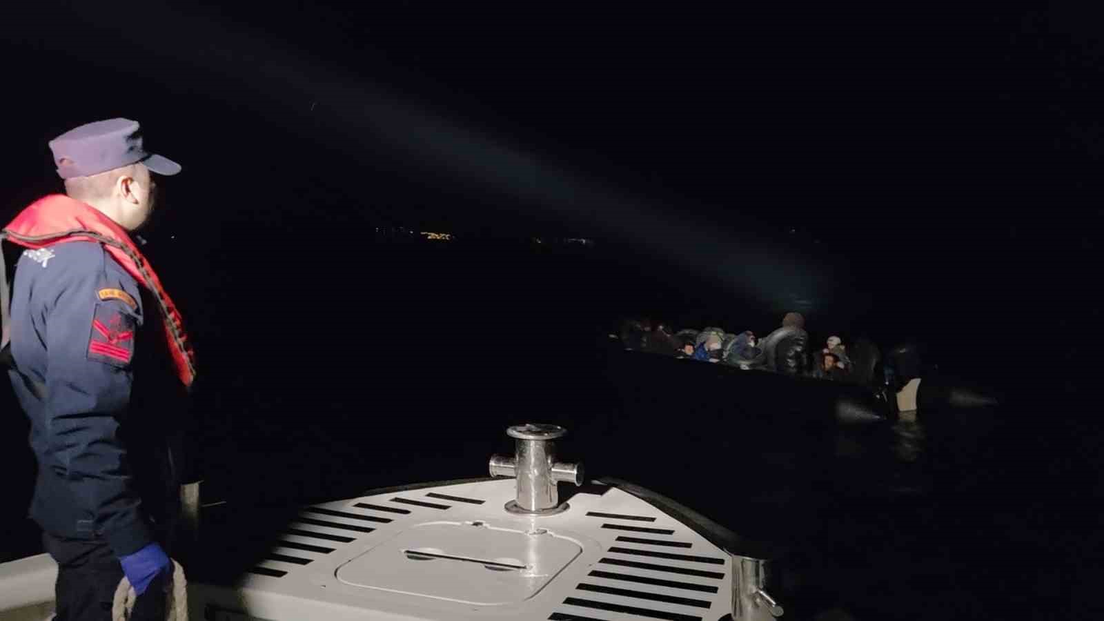 İzmir’de hareketli lastik bottaki 33 düzensiz göçmen yakalandı
