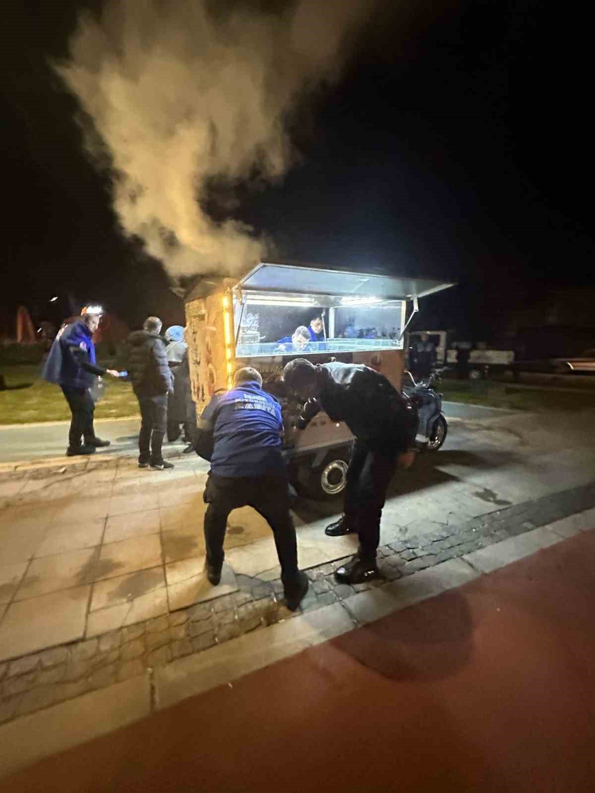 İzmir’de iki bardak çayı 300 liraya satan satıcıların malzemelerine el konuldu
