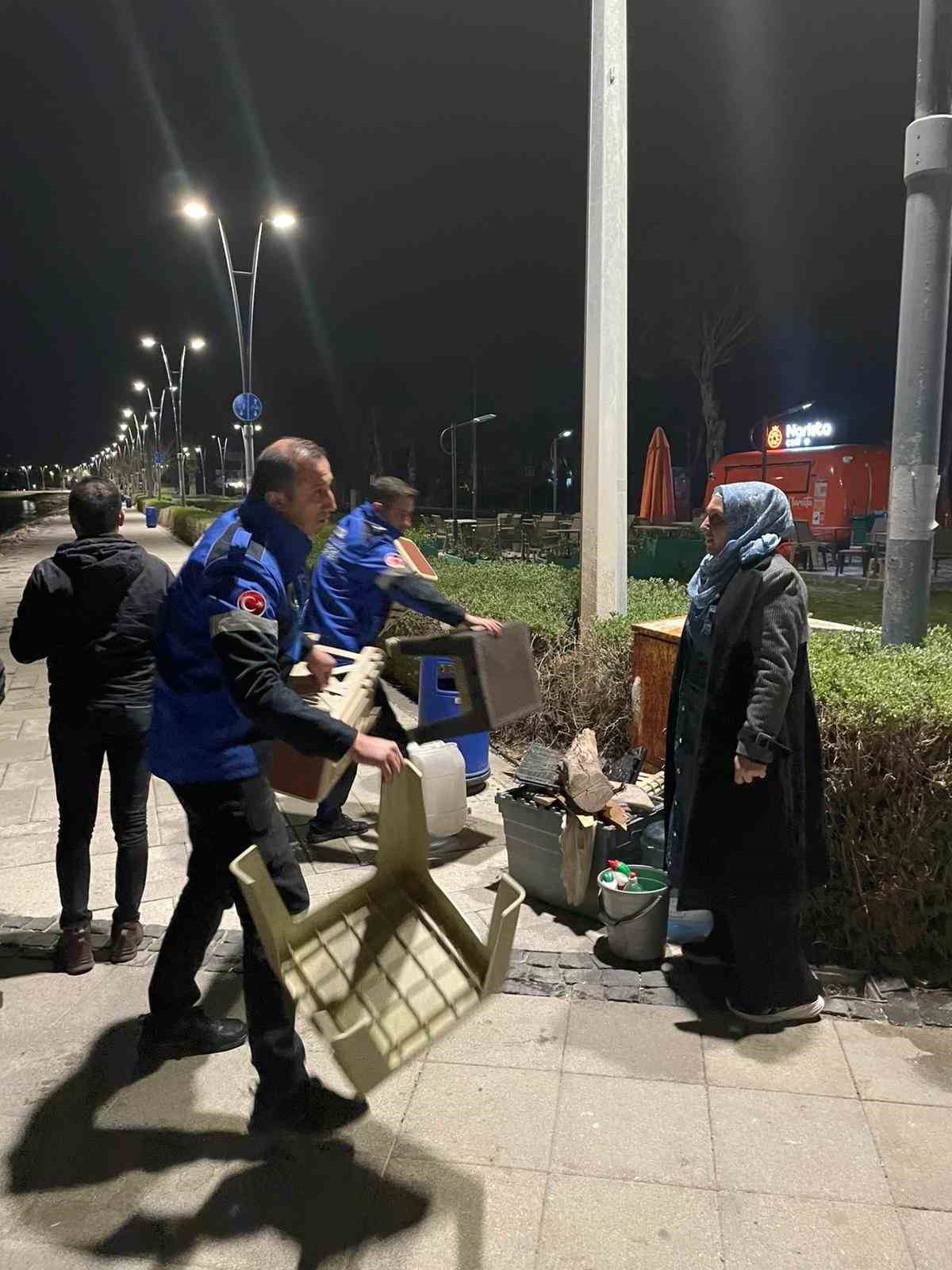 İzmir’de iki bardak çayı 300 liraya satan satıcıların malzemelerine el konuldu
