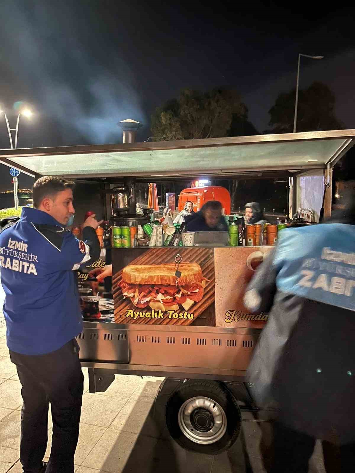 İzmir’de iki bardak çayı 300 liraya satan satıcıların malzemelerine el konuldu
