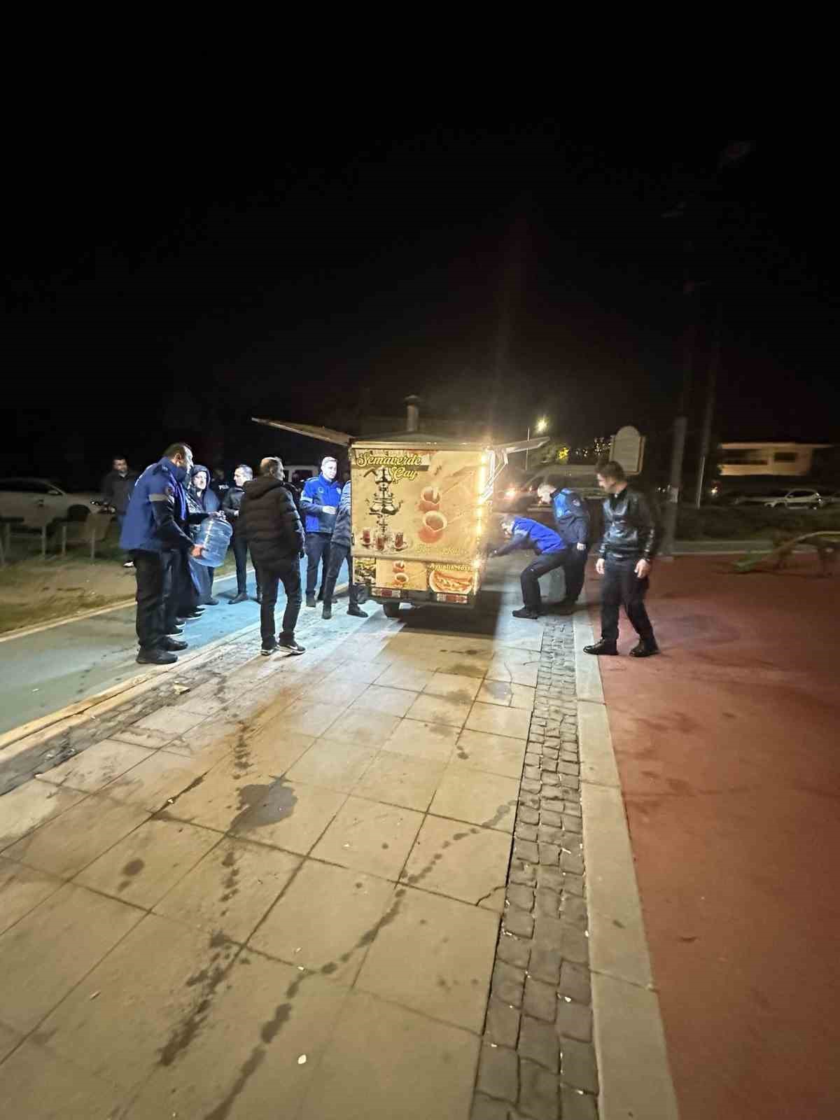 İzmir’de iki bardak çayı 300 liraya satan satıcıların malzemelerine el konuldu
