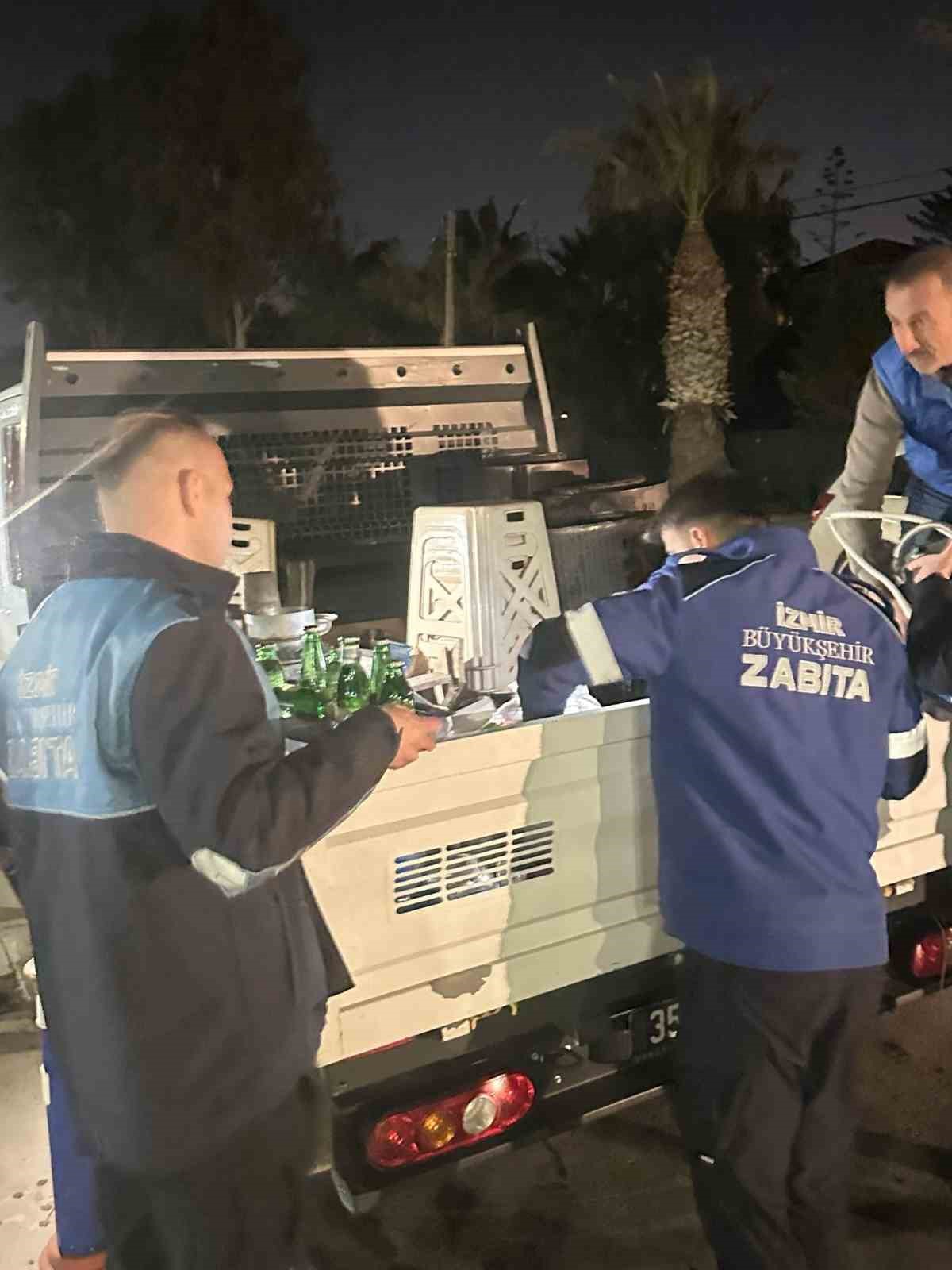 İzmir’de iki bardak çayı 300 liraya satan satıcıların malzemelerine el konuldu
