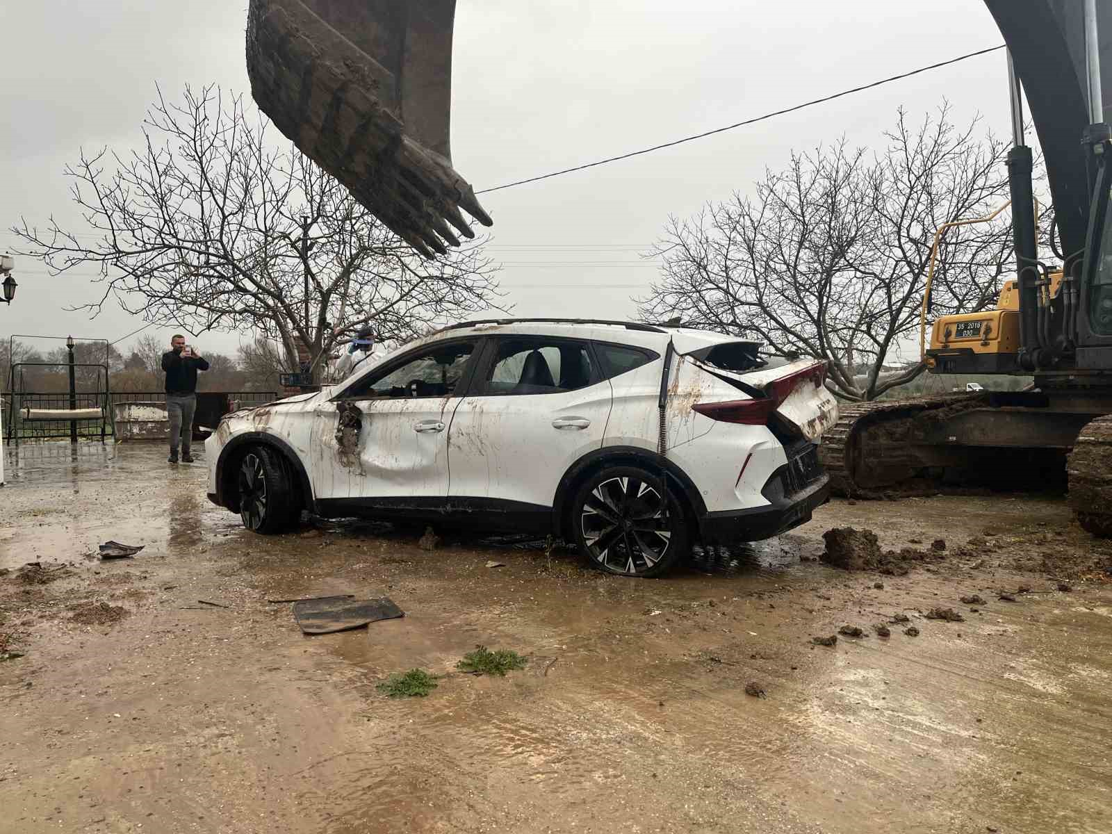 İzmir’de iki kız kardeşin hayatını kaybettiği kazada aranan şüpheli yakalandı

