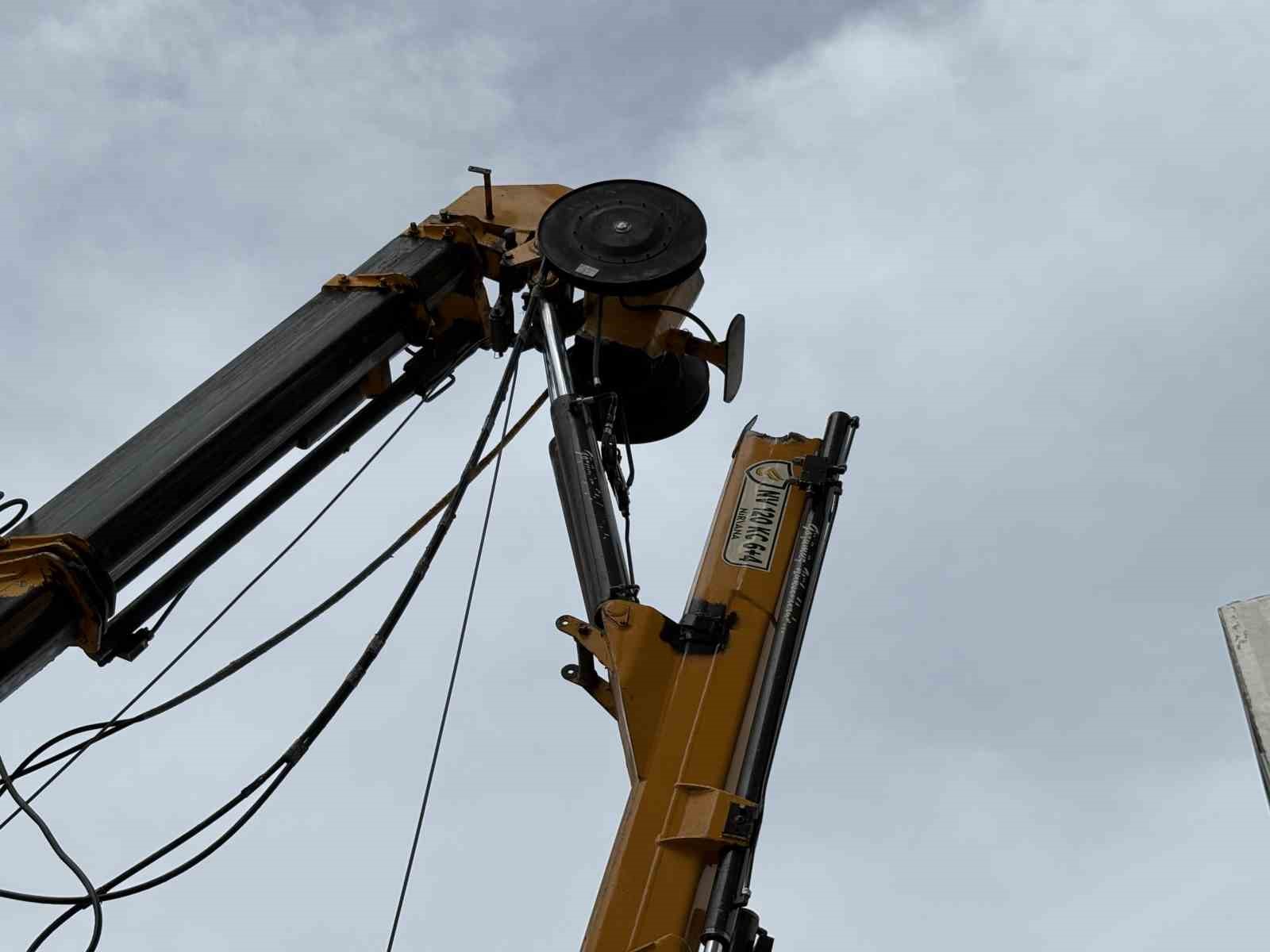 İzmir’de inşaat kulübesinin üzerine vinç düştü: 3 işçi yaralandı
