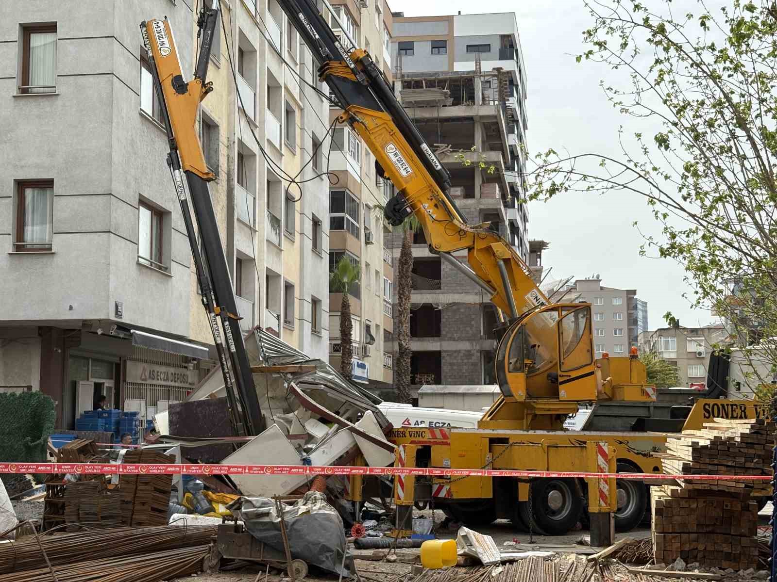 İzmir’de inşaat kulübesinin üzerine vinç düştü: 3 işçi yaralandı

