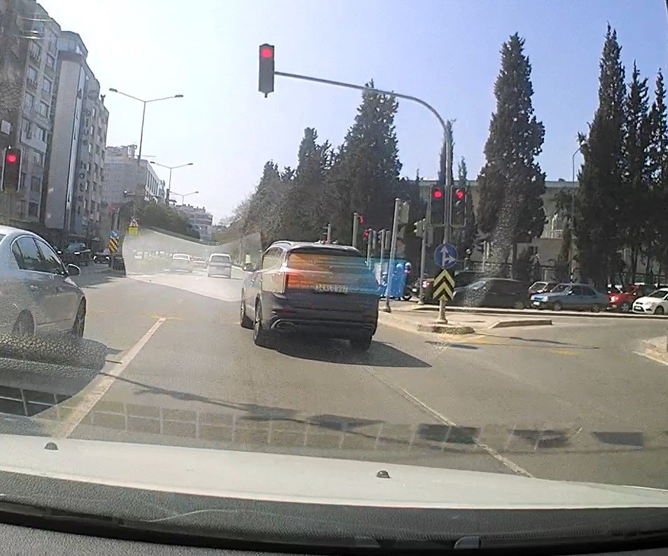 İzmir’de kural tanımaz sürücü araç kamerasına yansıdı
