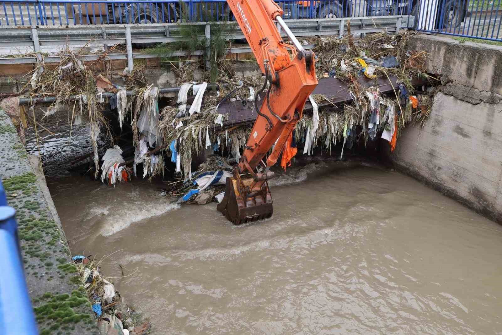 İzmir’de kuvvetli yağış alarmı: Bin 310 personel, 342 araç ve 200 pompa ile sahada
İzmir’de kuvvetli yağış alarmı: Bin 310 personel, 342 araç ve 200 pompa ile sahada