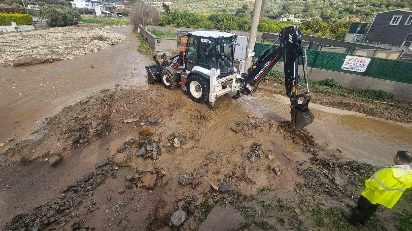 İzmir’de kuvvetli yağış alarmı: Bin 310 personel, 342 araç ve 200 pompa ile sahada
İzmir’de kuvvetli yağış alarmı: Bin 310 personel, 342 araç ve 200 pompa ile sahada