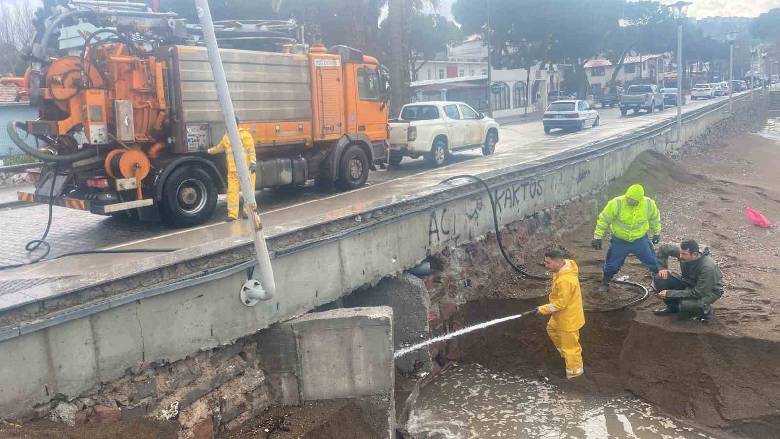 İzmir’de kuvvetli yağış alarmı: Bin 310 personel, 342 araç ve 200 pompa ile sahada
İzmir’de kuvvetli yağış alarmı: Bin 310 personel, 342 araç ve 200 pompa ile sahada