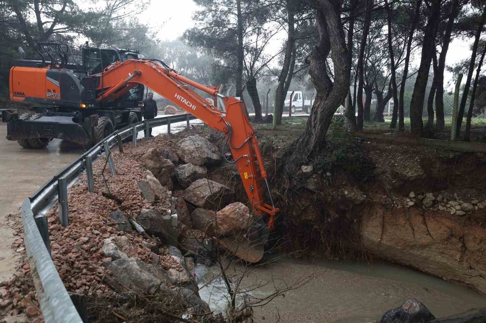 İzmir’de kuvvetli yağış alarmı: Bin 310 personel, 342 araç ve 200 pompa ile sahada
İzmir’de kuvvetli yağış alarmı: Bin 310 personel, 342 araç ve 200 pompa ile sahada