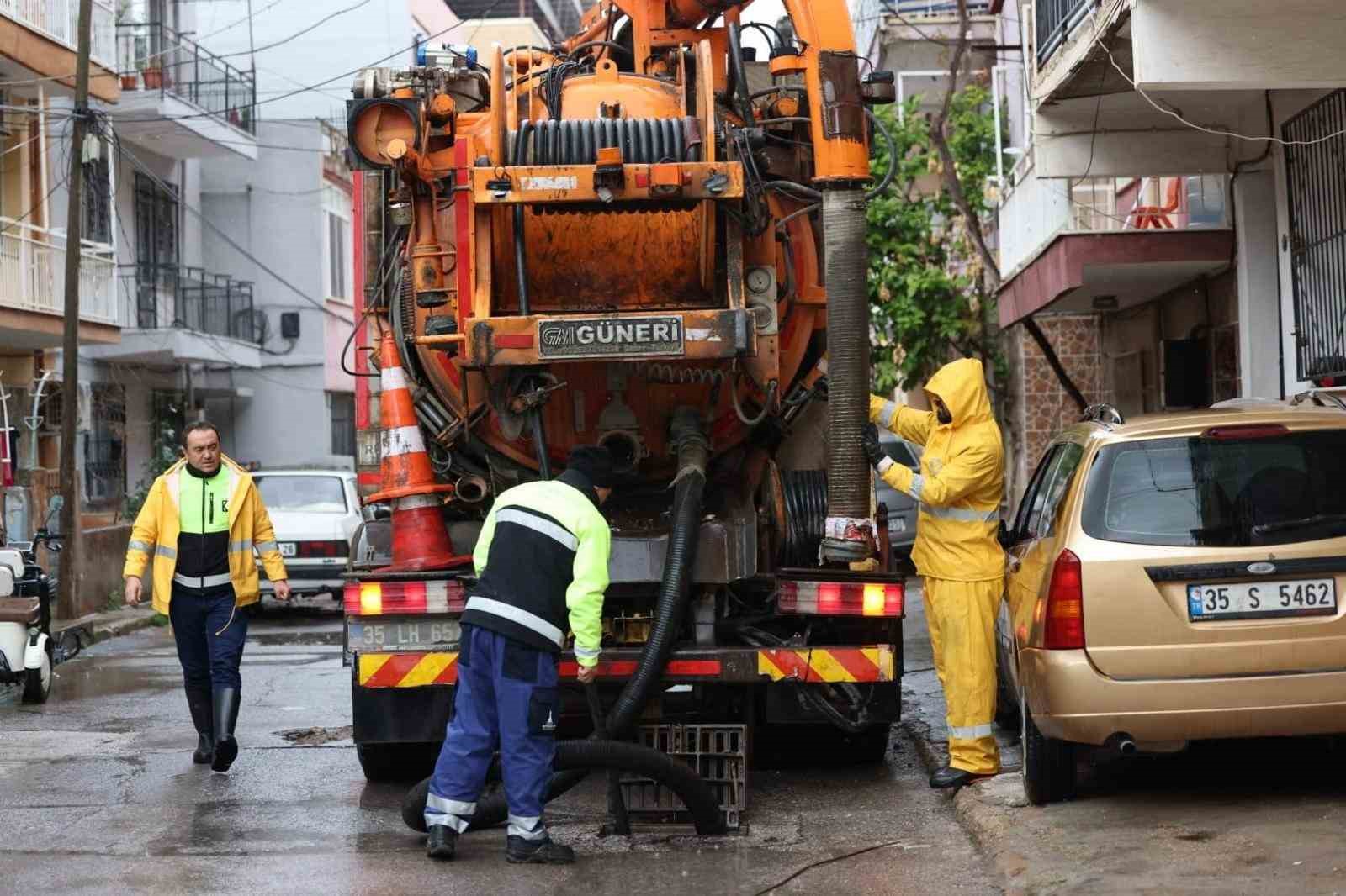 İzmir’de kuvvetli yağış alarmı: Bin 310 personel, 342 araç ve 200 pompa ile sahada
İzmir’de kuvvetli yağış alarmı: Bin 310 personel, 342 araç ve 200 pompa ile sahada