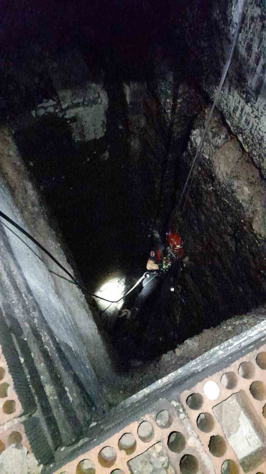 İzmir’de kuyuya düşen kuzuya itfaiyeden nefes kesen kurtarma
