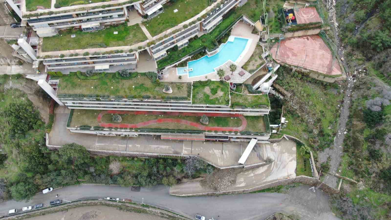 İzmir’de lüks site yolu toprak kayması nedeniyle kapandı
