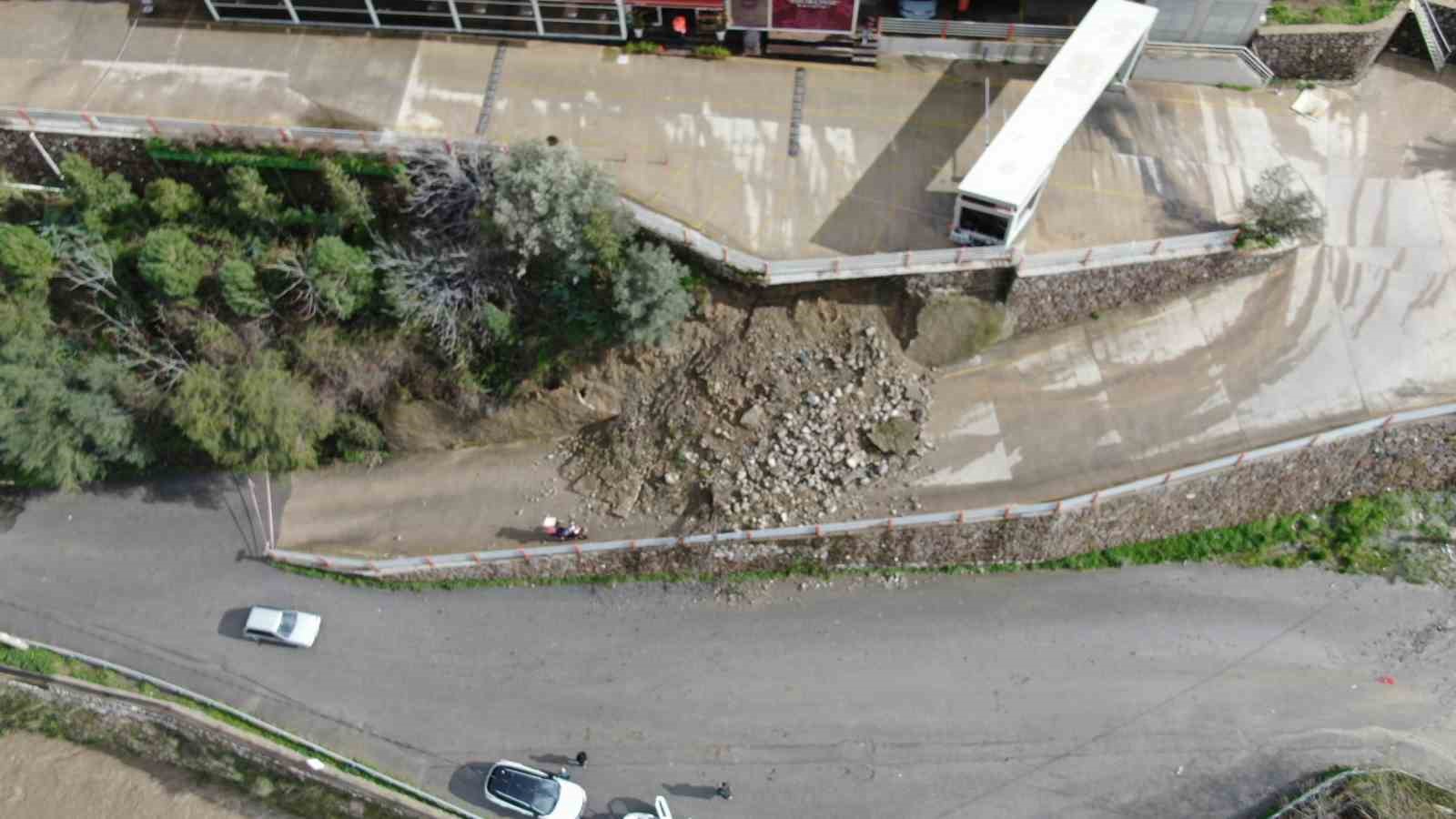 İzmir’de lüks site yolu toprak kayması nedeniyle kapandı
