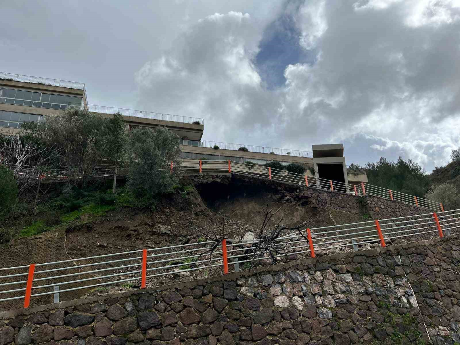 İzmir’de lüks site yolu toprak kayması nedeniyle kapandı
