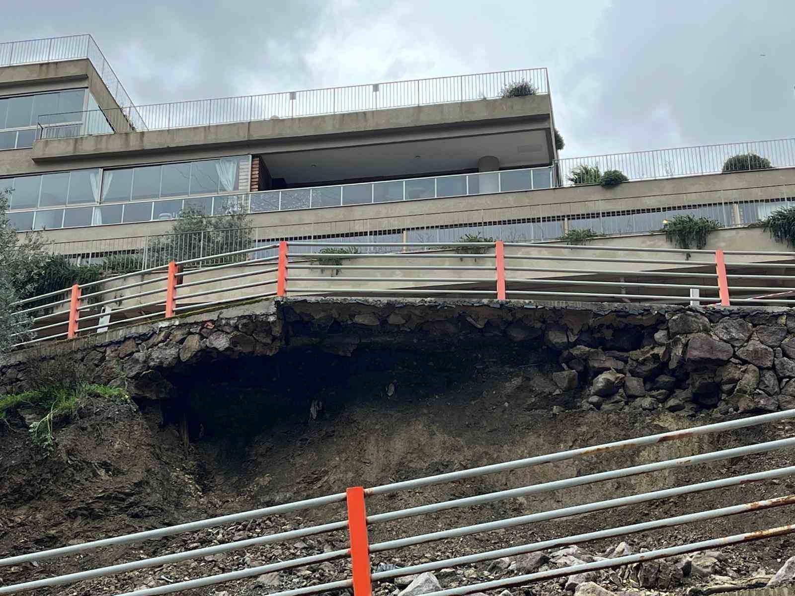İzmir’de lüks site yolu toprak kayması nedeniyle kapandı
