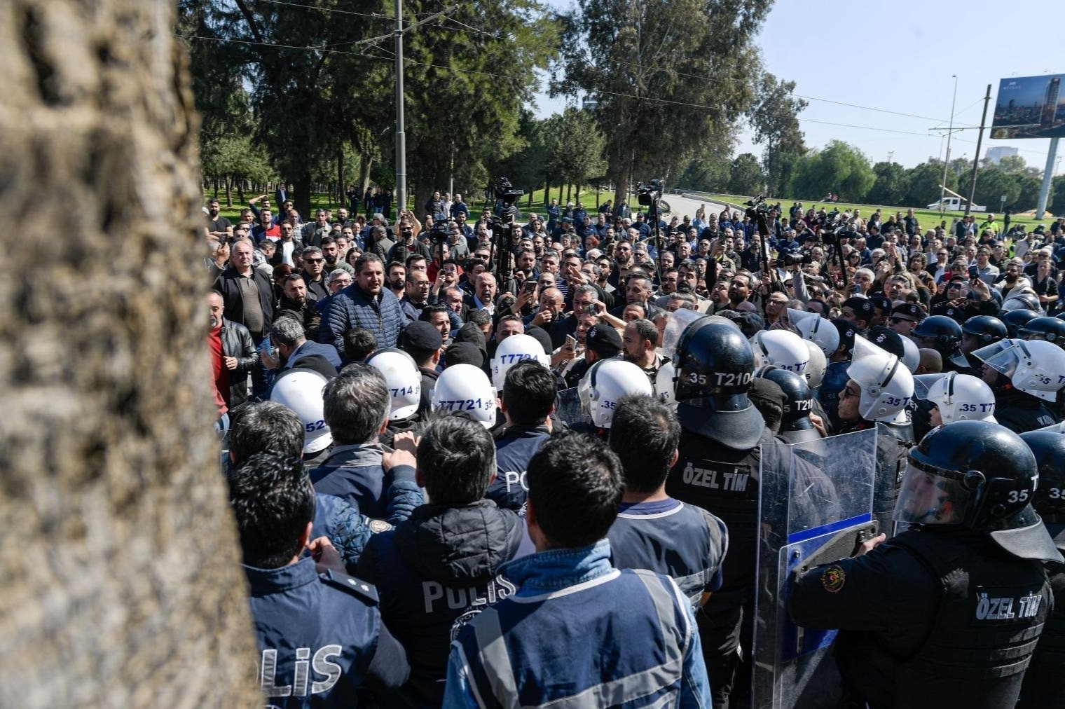 İzmir’de Meslek Fabrikası tahliyesinde gerginlik
