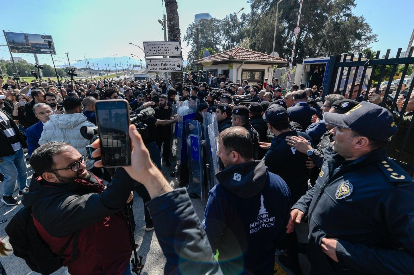 İzmir’de Meslek Fabrikası tahliyesinde gerginlik
