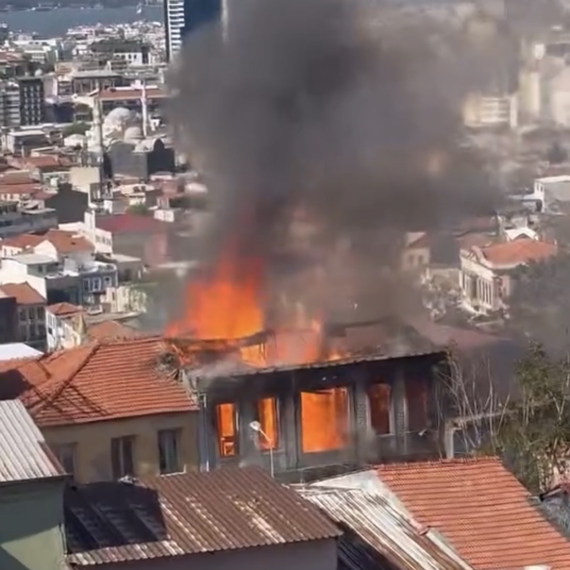 İzmir’de metruk binada yangın
