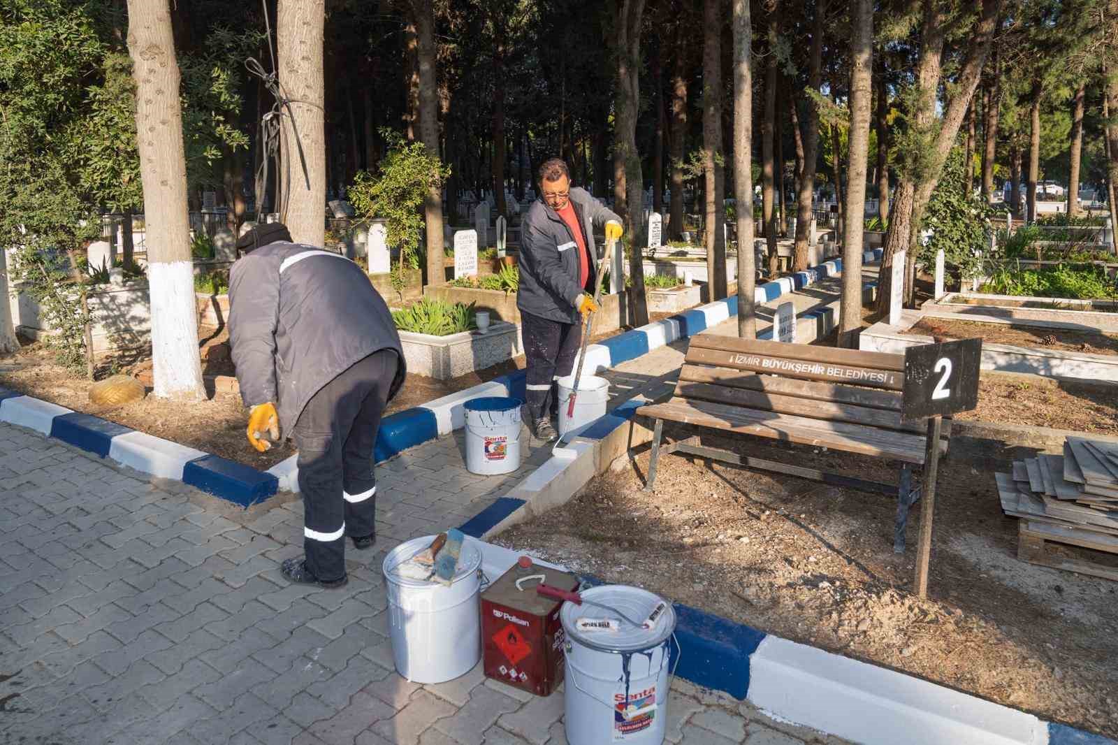 İzmir’de mezarlıklar doldu
İzmir’de mezarlıklar doldu