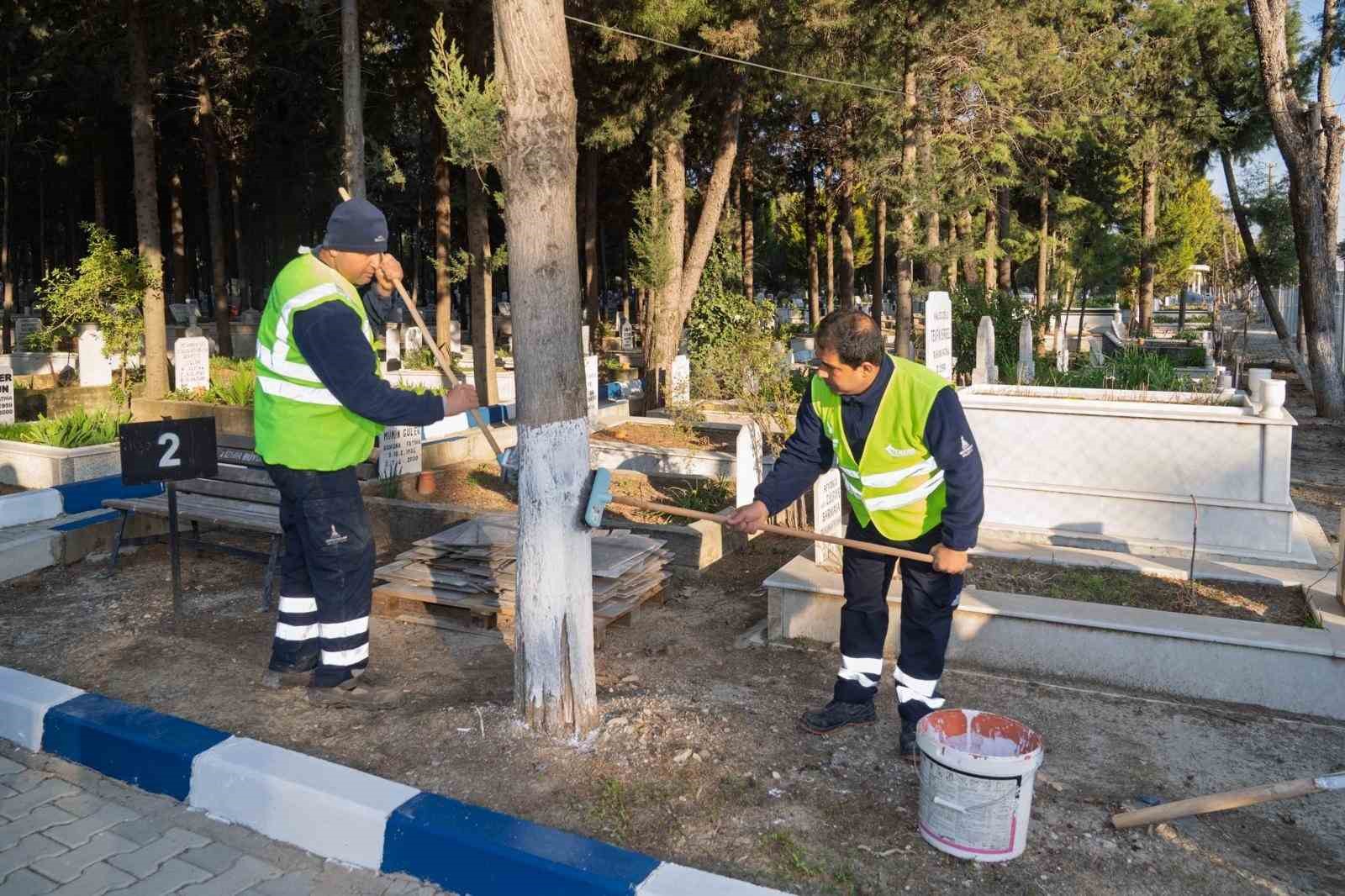 İzmir’de mezarlıklar Ramazan Bayramı’na hazırlanıyor
