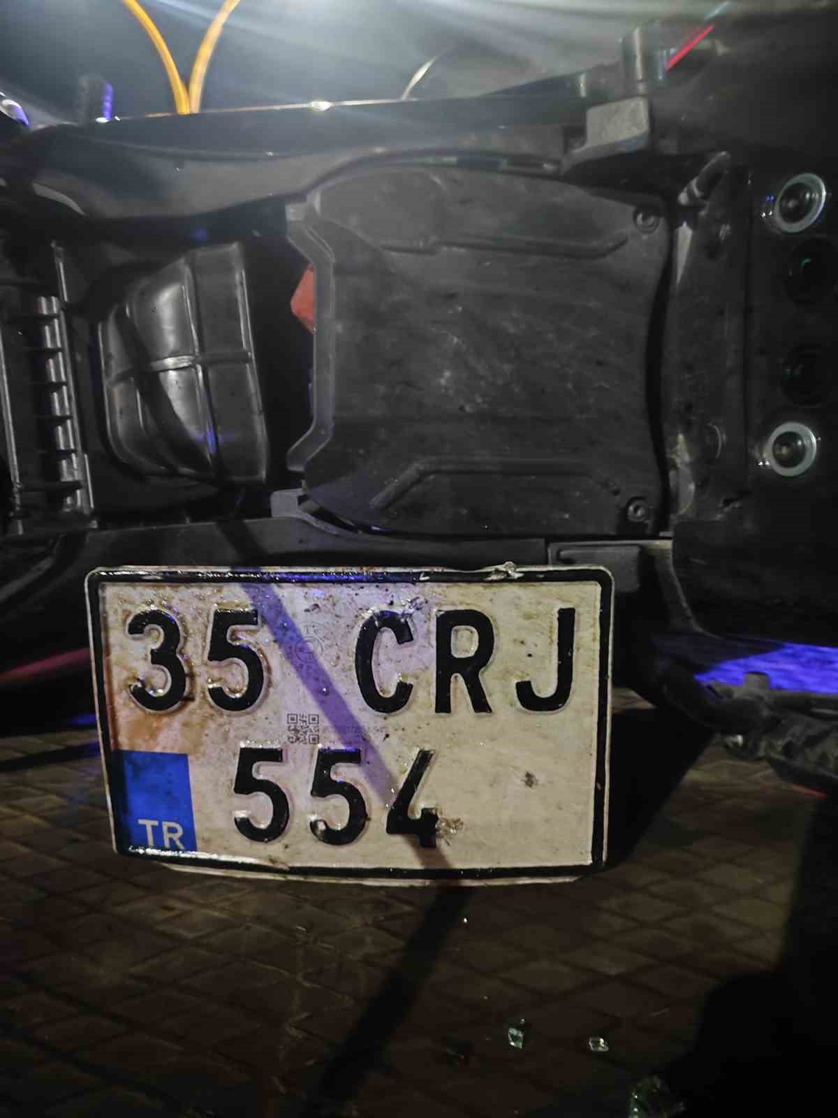 İzmir’de motosiklet ile otomobil çarpıştı: 1 ölü, 2 yaralı
