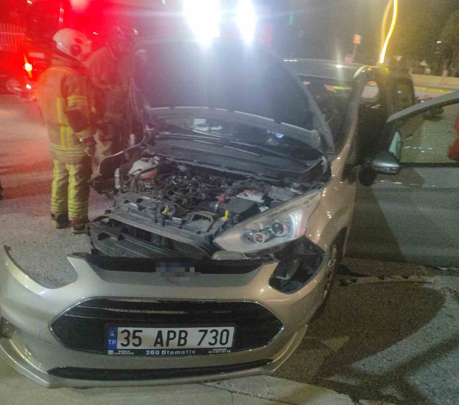 İzmir’de motosiklet ile otomobil çarpıştı: 1 ölü, 2 yaralı
