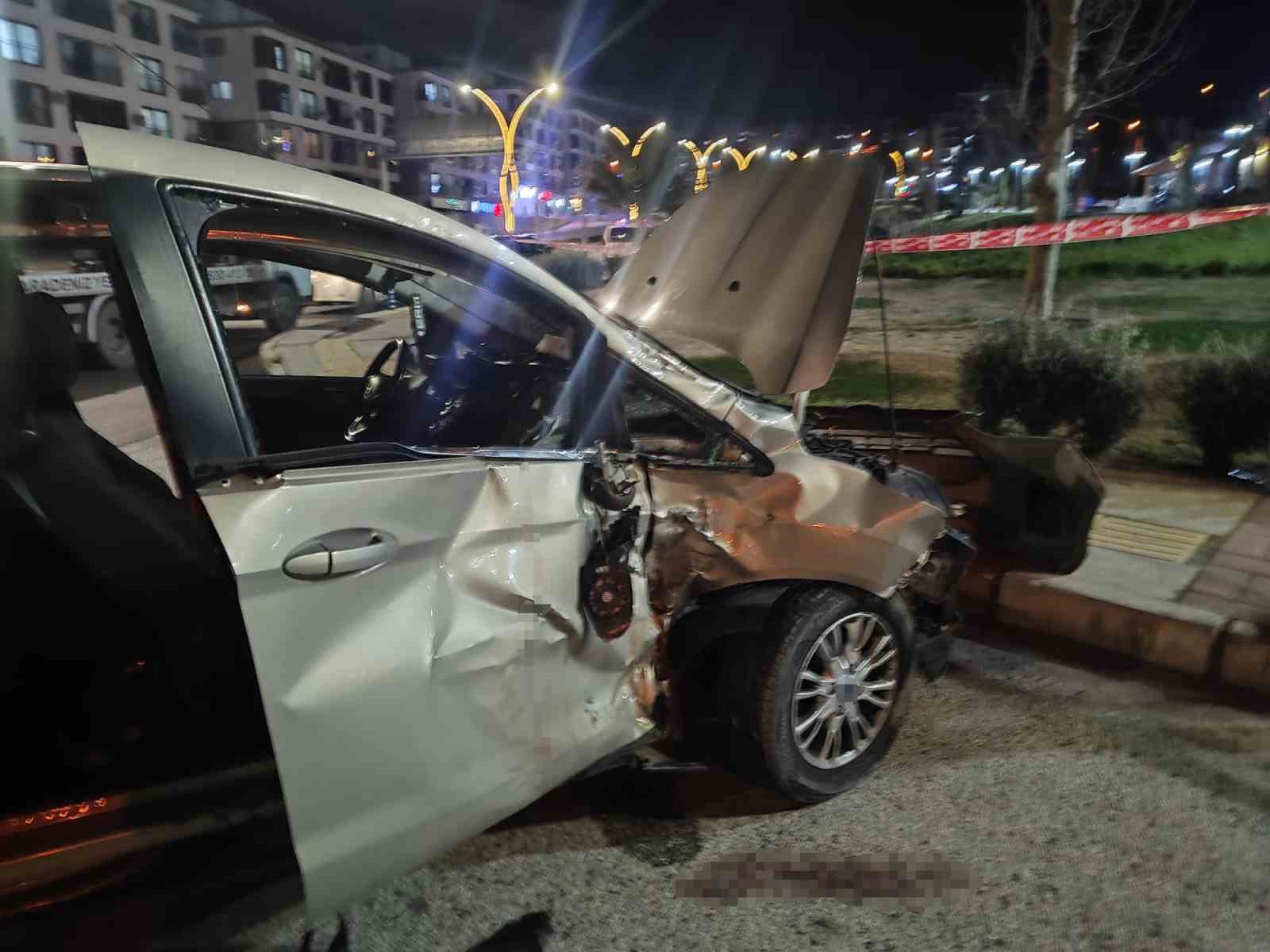 İzmir’de motosiklet ile otomobil çarpıştı: 1 ölü, 2 yaralı
