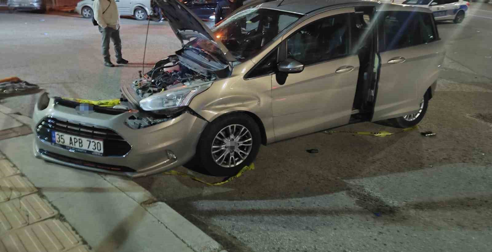 İzmir’de motosiklet ile otomobil çarpıştı: 1 ölü, 2 yaralı
