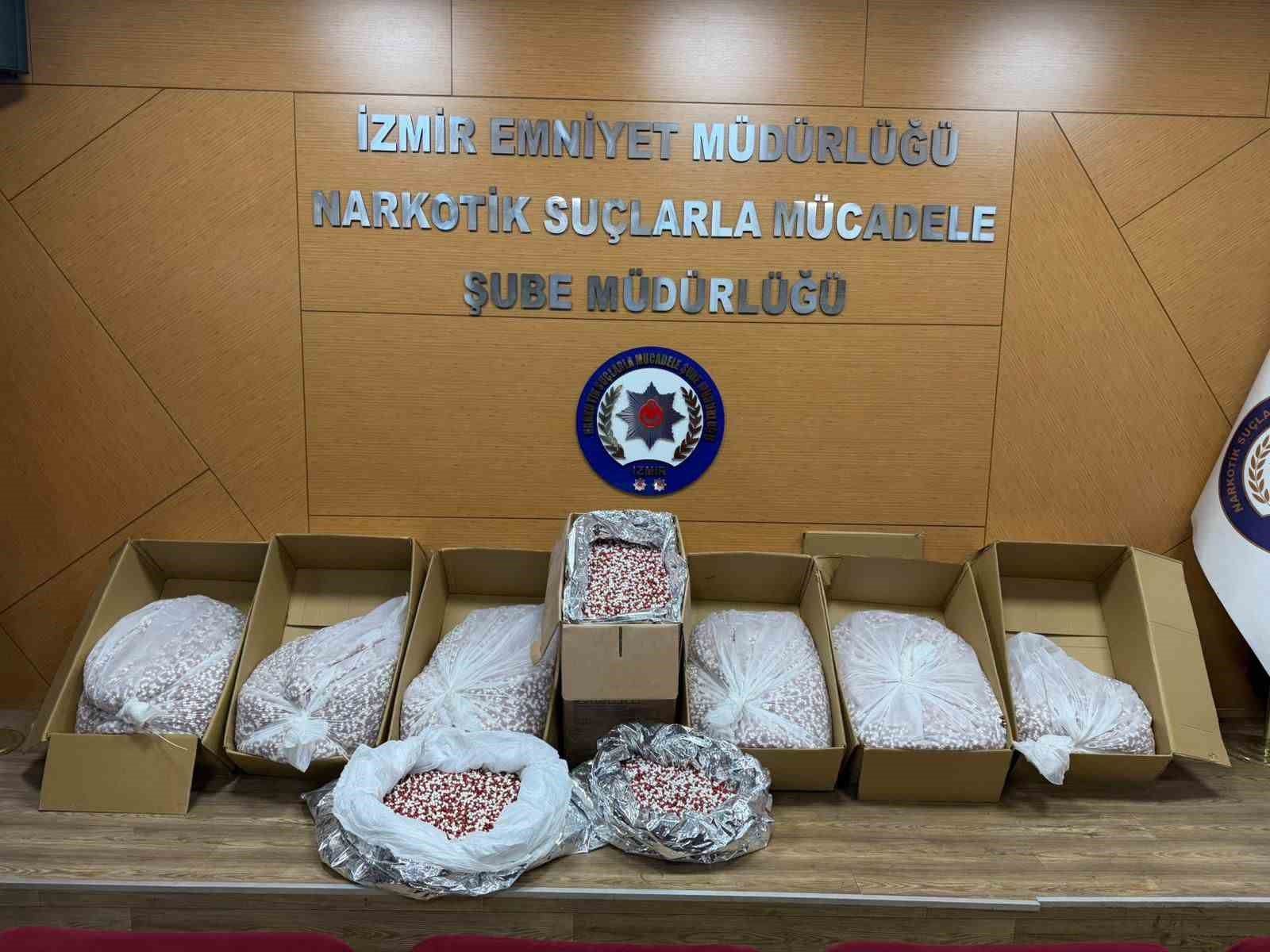 İzmir’de narkotik polisi 356 bin uyuşturucu hap yakaladı
