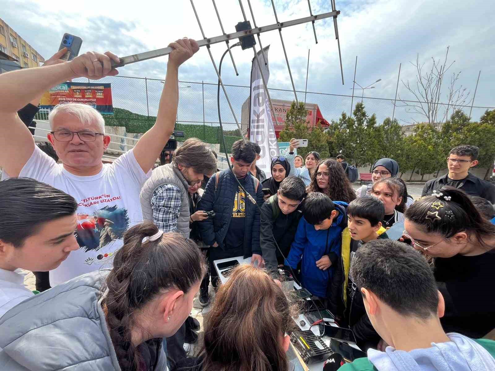 İzmir’de öğrenciler Uluslararası Uzay İstasyonu ile telsiz bağlantısı kurdu
