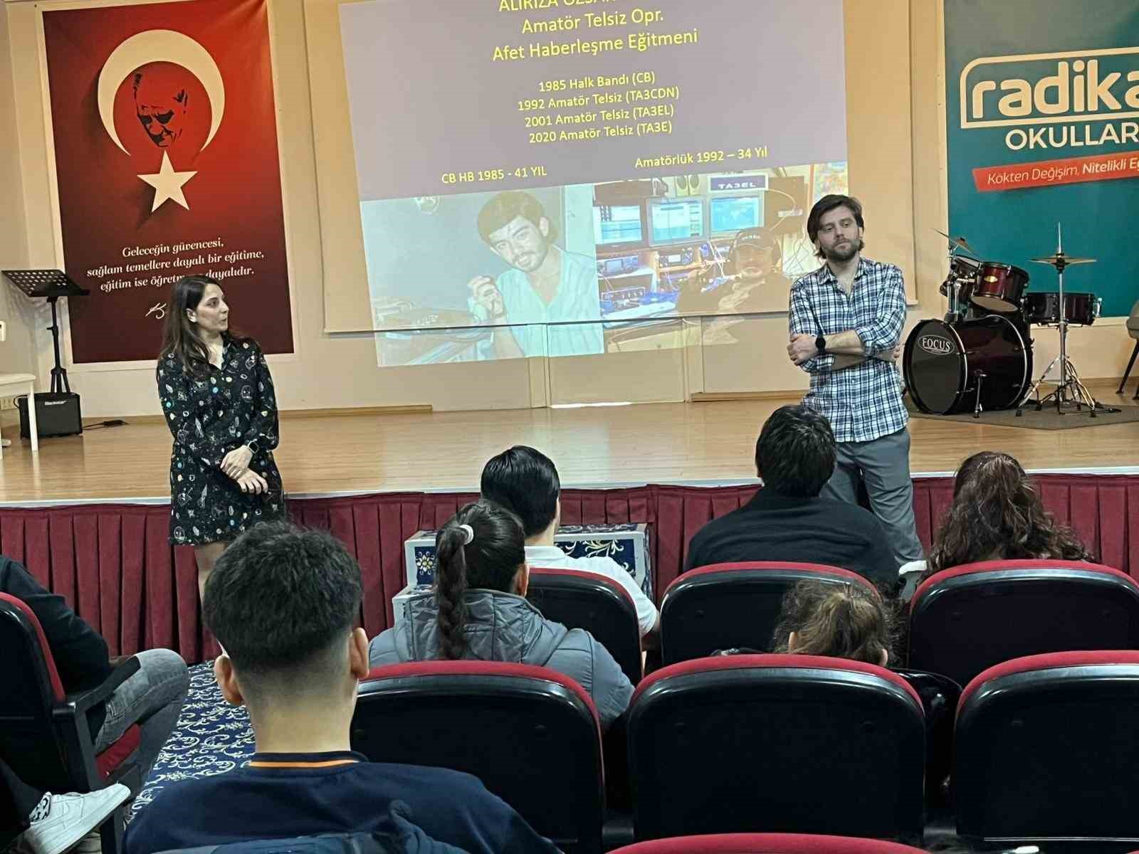 İzmir’de öğrenciler Uluslararası Uzay İstasyonu ile telsiz bağlantısı kurdu
