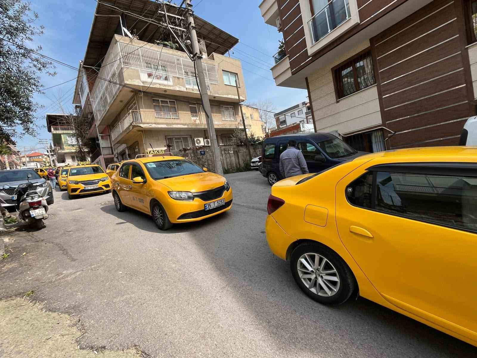 İzmir’de öldürülen taksi şoförü son yolculuğuna uğurlandı
