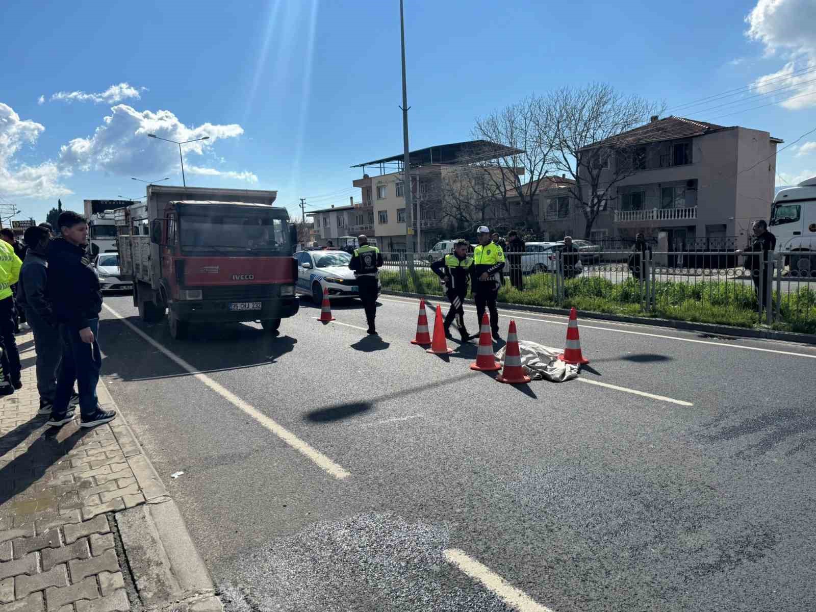 İzmir’de ölümlü kaza sonrası vatandaşlar kara yolunu trafiğe kapattı

