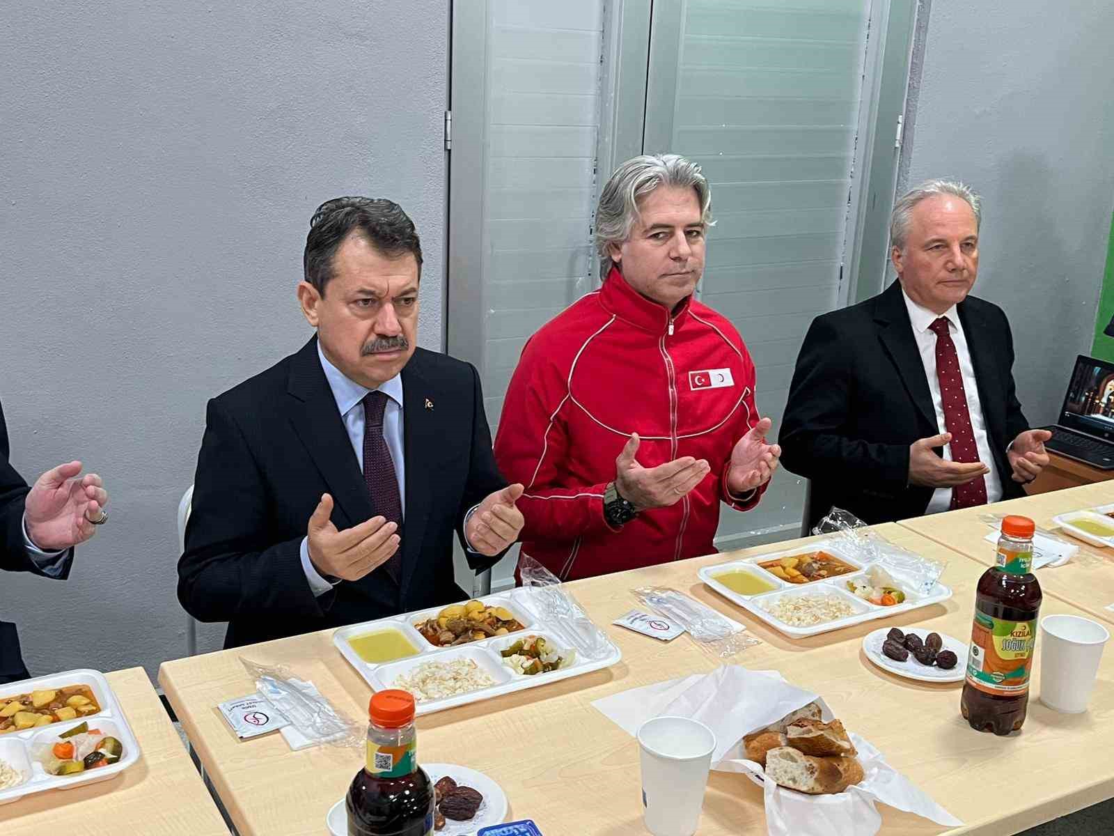 İzmir’de örnek proje: Yükümlüler her gün 2 bin kişiye iftar hazırlıyor

