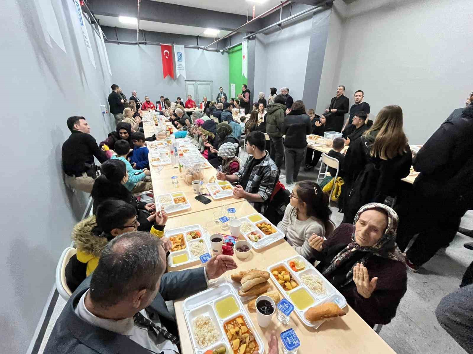 İzmir’de örnek proje: Yükümlüler her gün 2 bin kişiye iftar hazırlıyor
