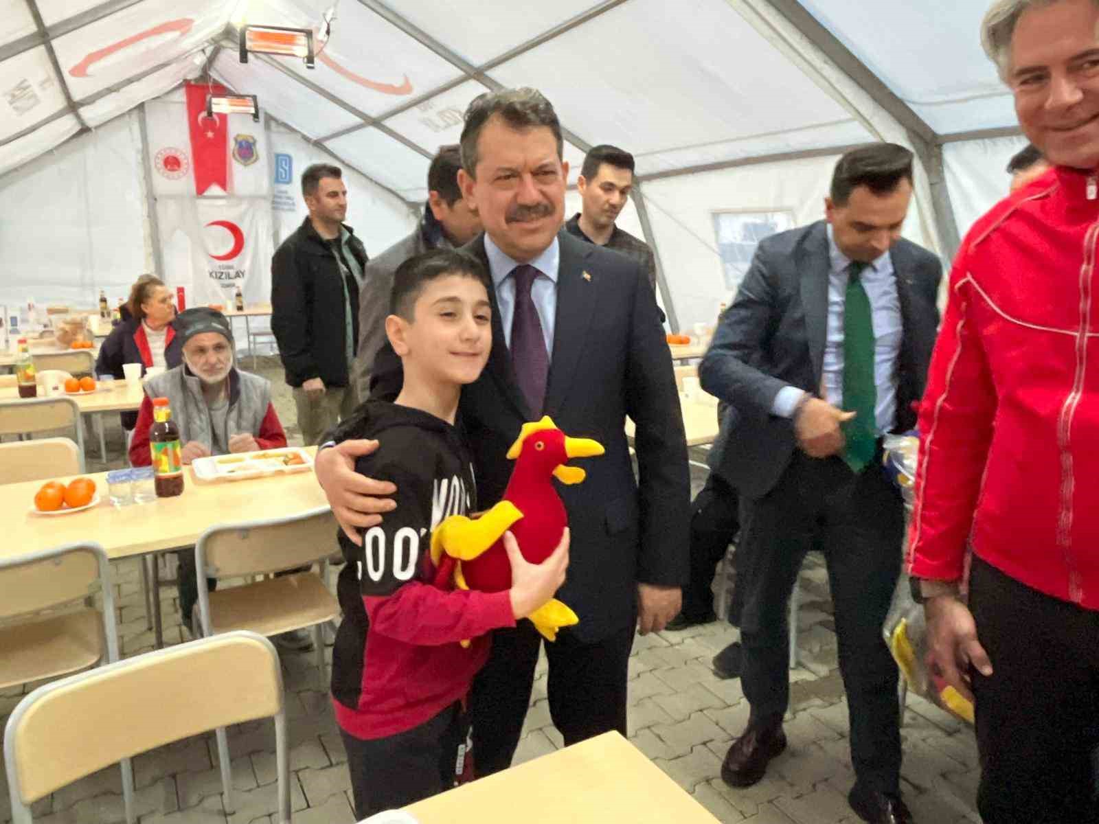 İzmir’de örnek proje: Yükümlüler her gün 2 bin kişiye iftar hazırlıyor
