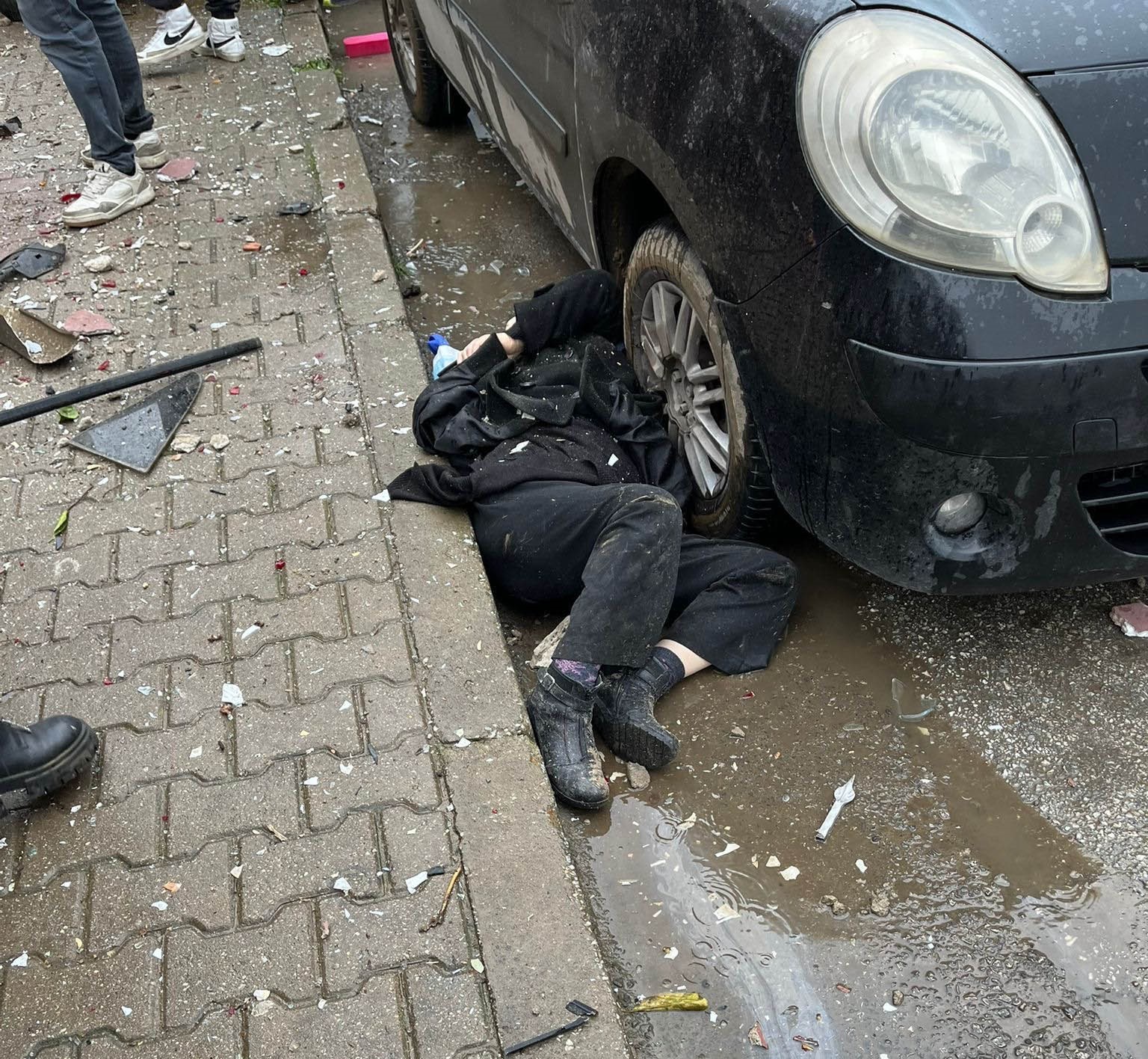 İzmir’de otomobil apartmanın bahçesine uçtu: 1’i ağır 6 yaralı
İzmir’de otomobil apartmanın bahçesine uçtu: 1’i ağır 6 yaralı