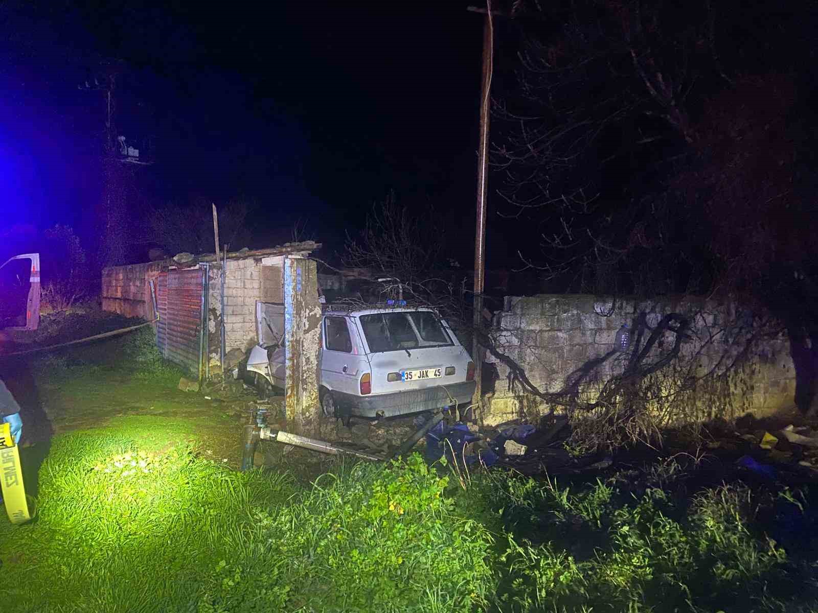 İzmir’de otomobil bahçe duvarına çarptı: 1 ölü
